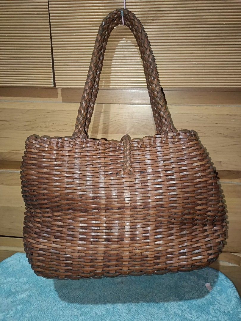 Banig Type Shoulder Bag (Category: Shoulder Bags) located in Baguio. Submitted by roselleshiddentreasures13384 (Listing ID 1349718178, Image 2). Description: 🌸Genuine Leather Material 🌸No Major Issue 🌸Normal Signs Of Use Only 🌸 Large Size 📏 🌸Japan Source 🇯🇵 ❌Limit Your Expectation The Item Is Preloved ( Ukay ).