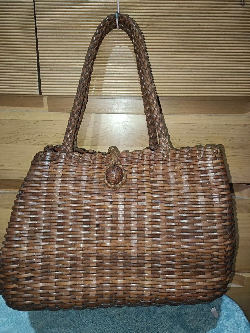Banig Type Shoulder Bag (Category: Shoulder Bags) located in Baguio. Submitted by roselleshiddentreasures13384 (Listing ID 1349718178, Image 1). Description: 🌸Genuine Leather Material 🌸No Major Issue 🌸Normal Signs Of Use Only 🌸 Large Size 📏 🌸Japan Source 🇯🇵 ❌Limit Your Expectation The Item Is Preloved ( Ukay ).