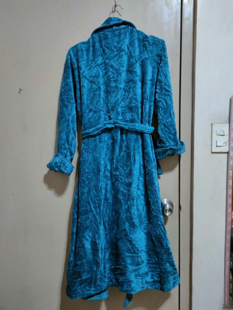 Blue Green Adult Bathrobe (Category: Coats, Jackets and Outerwear) located in Valenzuela. Submitted by almiragaming29 (Listing ID 1349744819, Image 2). Description: Blue Green (Sosyala) Adult Bathrobe Onesize on tag, can fit S-L | 65% Cotton Euc, signs of usage and small white sa sleeves part (see last pic) super nice po ng quality, mabigat yung tela and makapal Mine @340.