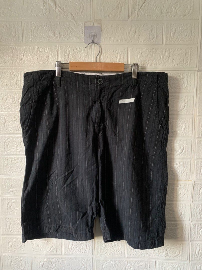 Element Printed Stripe Short | Size 36 (Category: Shorts) located in General Trias. Submitted by zrchustle.604 (Listing ID 1349743064, Image 1). Description: No major issue.