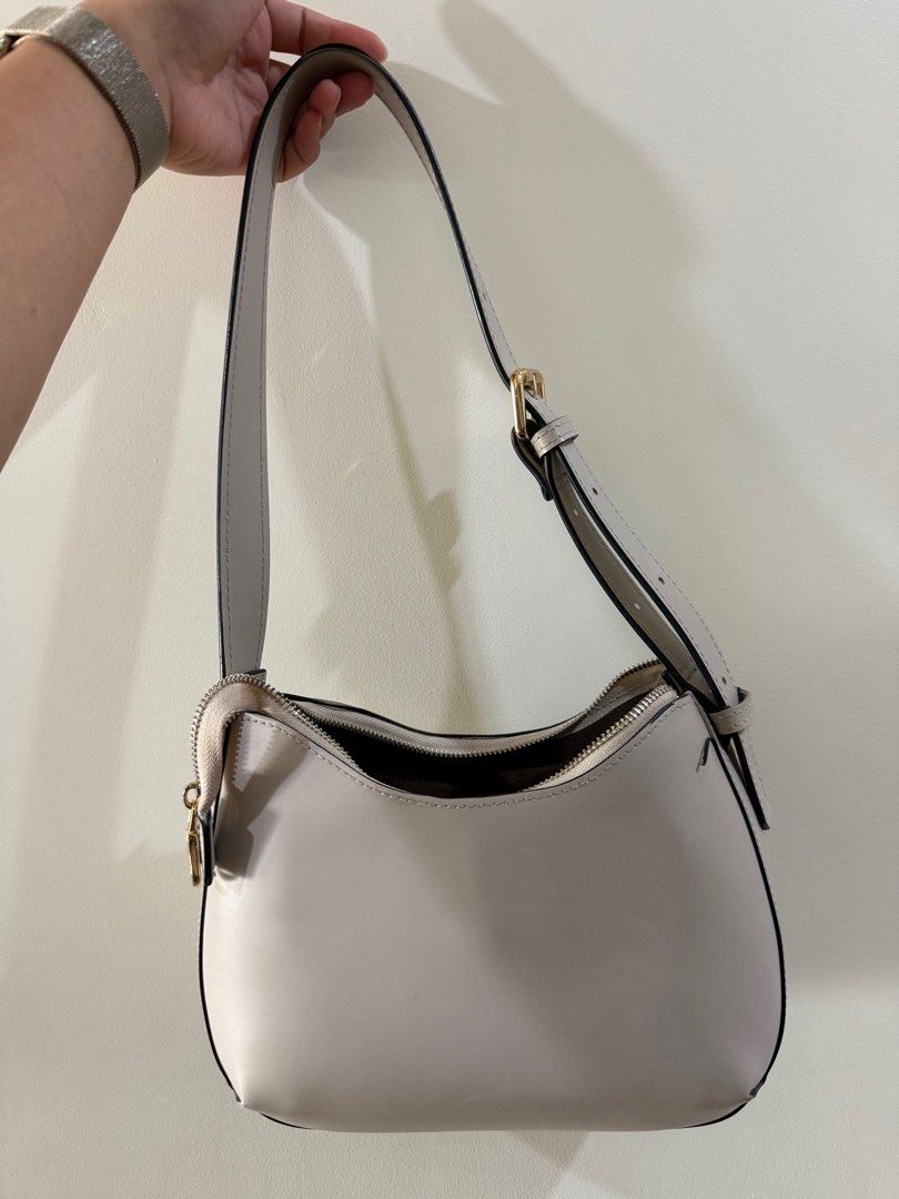 Eve & Adam Julia Baguette Bag Bone (Category: Purses & Pouches) located in Pasig City. Submitted by affordablestuffph (Listing ID 1349619623, Image 2). Description: Rfs: Decluttering. Leather needs cleaning and fixing in the handle part, but the bag’s structure and stitching is still great. .