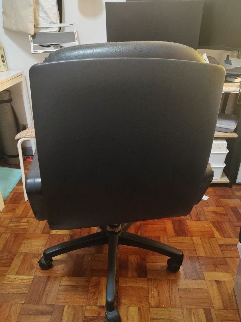 Executive Office CHAIR_BLACK LEATHER (Category: Chairs) located in Makati City. Submitted by cmpasion (Listing ID 1349582976, Image 3). Description: Rfs: Declutter For pick up or deliver.