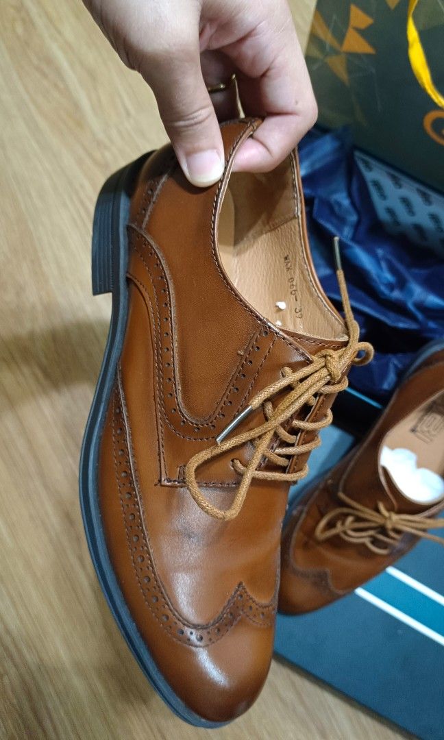 Gibi leather oxford shoes (Category: Dress Shoes) located in Manila. Submitted by donbarero (Listing ID 1349563830, Image 2). Description: Genuine leather, oxford shoes for men. once lang ginamit sa kasal. See photos for info. No issue..