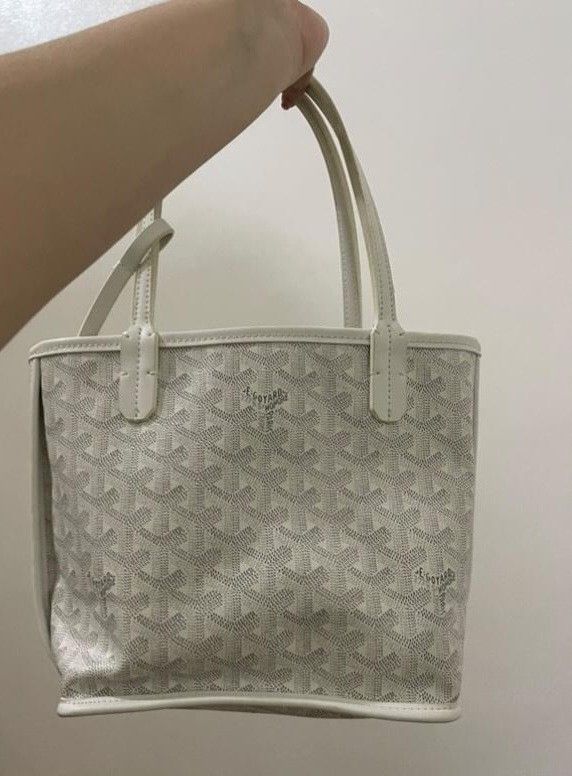 Goyard Mini Anjou (Category: Luxury Bags & Wallets) located in Mandaluyong City. Submitted by jara68494 (Listing ID 1349597496, Image 1). Description: Goyard Mini Anjou With paperbag and Dustbag Can do meetups for the bag to be checked Really pretty and Hard to let go.