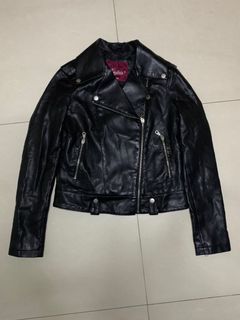 (Category: ) located in . Submitted by clothes_on_sale (Listing ID 1349739195, Image 1). Description: .