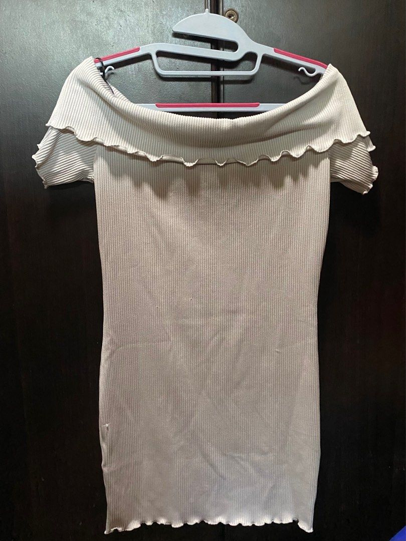 H&M off shoulder bodycon dress (Category: Dresses) located in Paranaque City. Submitted by d_clutterss (Listing ID 1349630812, Image 2). Description: - bought for ₱899 - used once - ruffled style - rfs doesn’t fit me anymore - swipe for when worn .