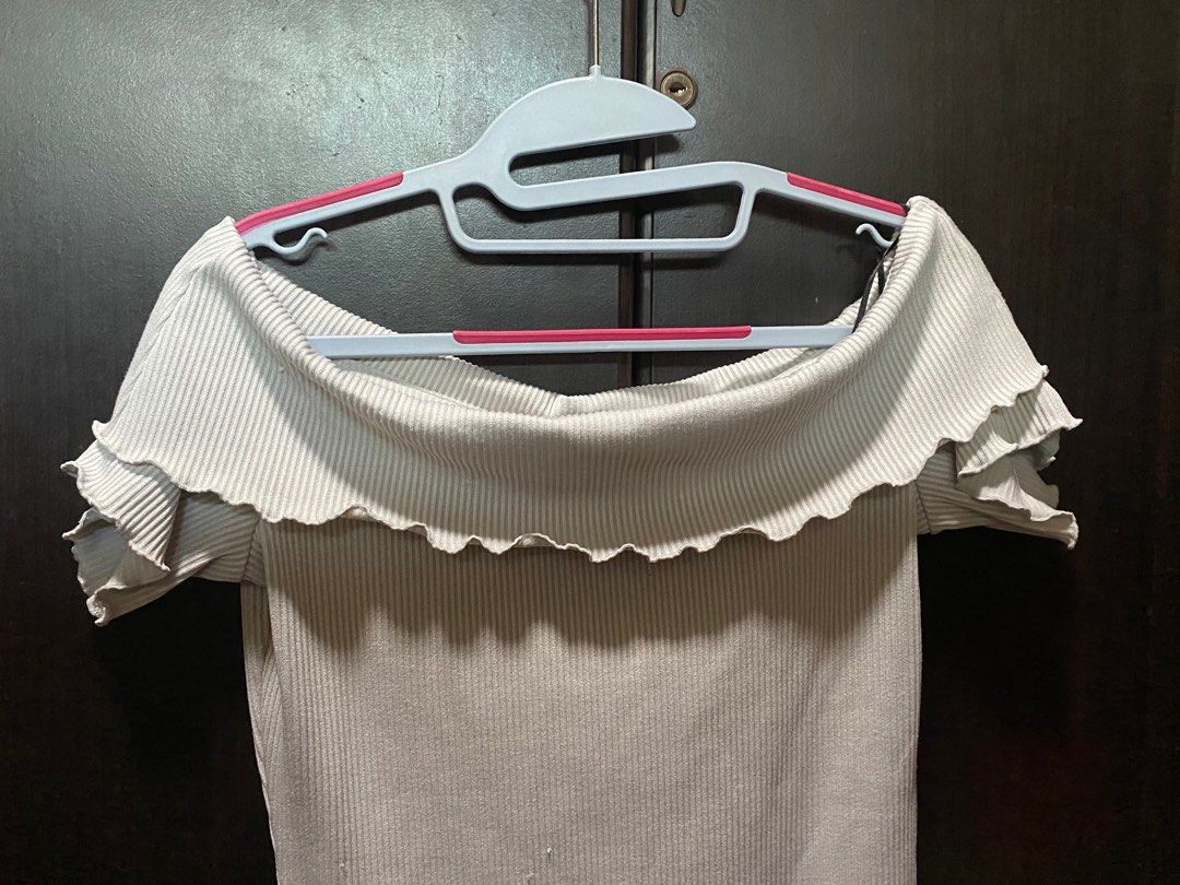 H&M off shoulder bodycon dress (Category: Dresses) located in Paranaque City. Submitted by d_clutterss (Listing ID 1349630812, Image 3). Description: - bought for ₱899 - used once - ruffled style - rfs doesn’t fit me anymore - swipe for when worn .