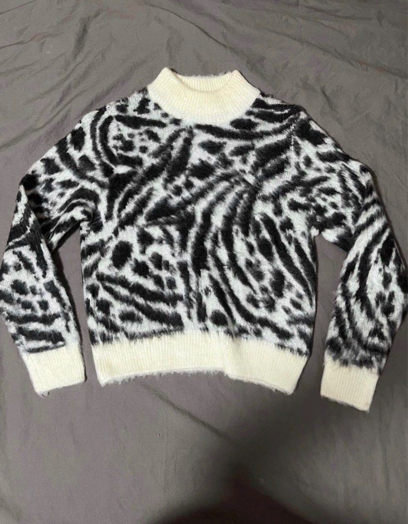 H&M woman's sweater (Category: Coats, Jackets and Outerwear) located in San Jose del Monte. Submitted by rc_shoppe (Listing ID 1349671121, Image 1). Description: H&M Divided Fuzzy Sweater Zebra - Black/White Size: XS (dimes on photos) Rfs: decluttering ( not sourced fr ukay) Payment: Gcash Shipment: J&T Loc. Marilao Bulacn.
