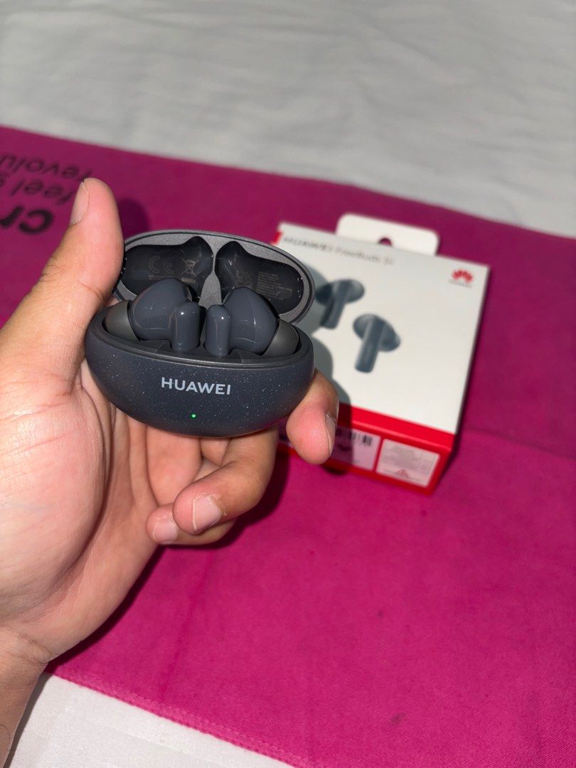 Huawei FreeBuds 5i (Category: Headphones & Headsets) located in Rizal. Submitted by _clen009 (Listing ID 1349648709, Image 1). Description: FOR SALE ONLY YES AVAILABLE HANGAT NAKA POST PA! Huawei freebuds 5i Condition 8.5/10 Still in good condition Left buds running good 10/10 Right buds running 8/10 Minor issues sa right buds mas madali na sya ma lowbat around 2 to 3 hours nalang. But the music solid parin sya and yung noise canceling nya superd