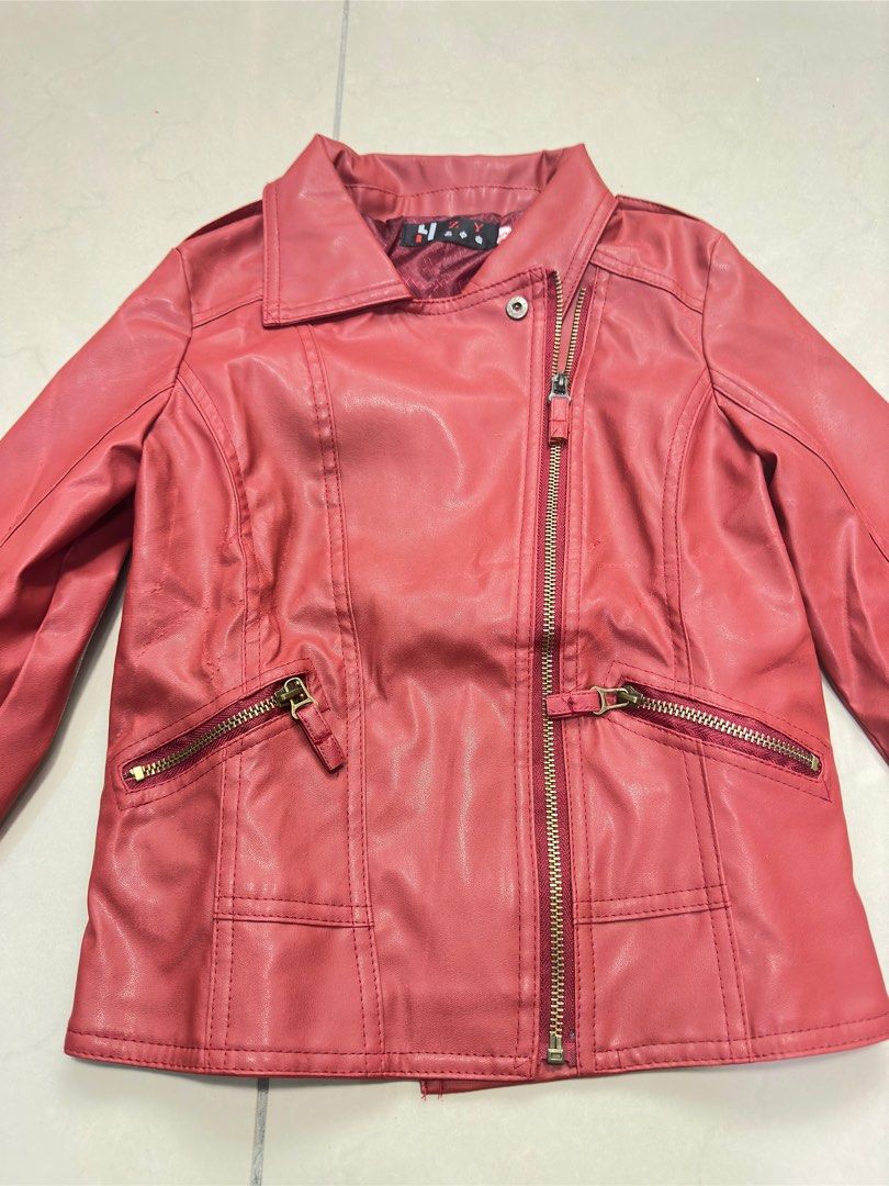 Jacket (Category: Activewear) located in Klang. Submitted by momeeee (Listing ID 1349584682, Image 3). Description: jacket maroon size kecil xs not for fussy buyer ada defect lipatan boleh refer gambar.