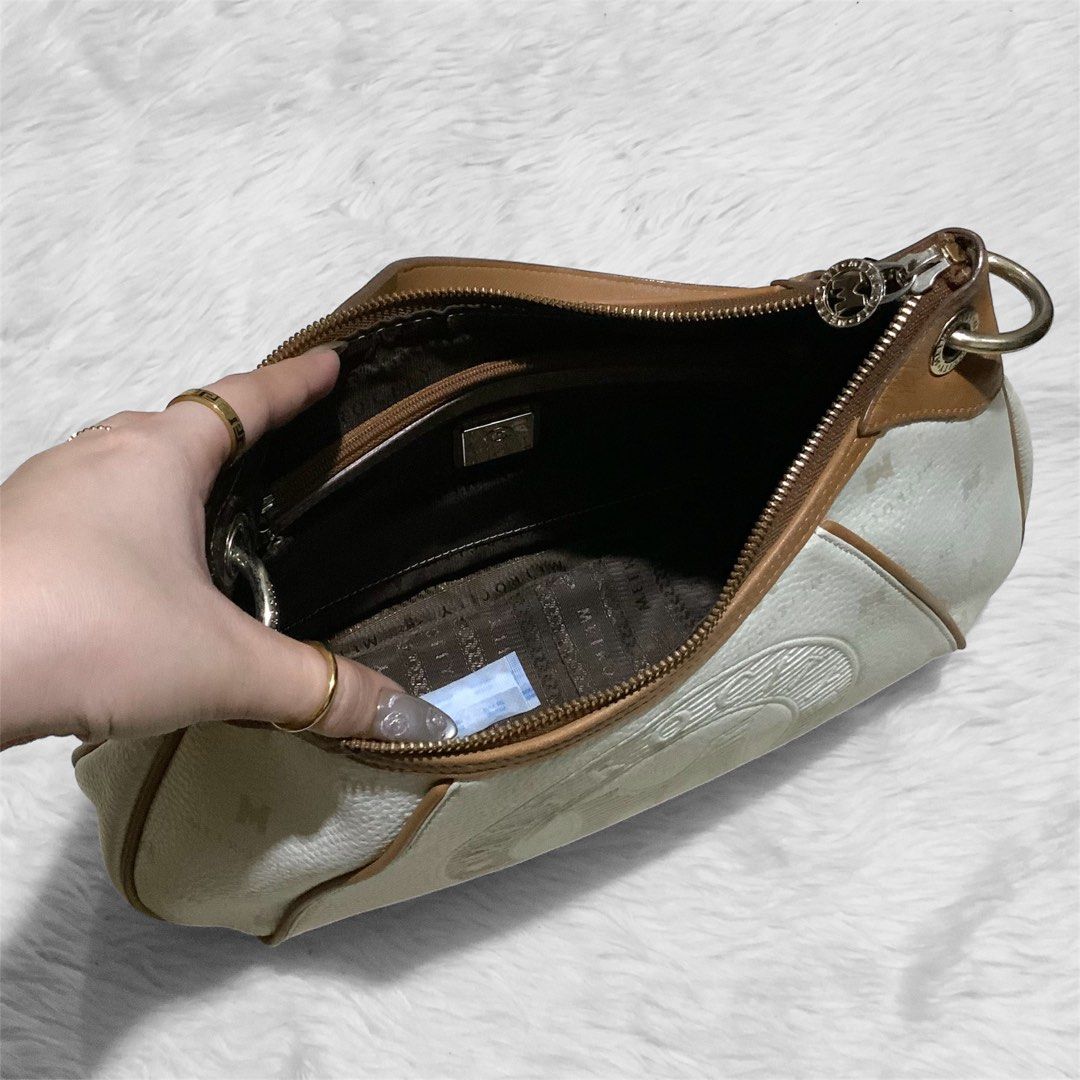 Metro City Genuine Leather Medium Shoulder Bag (Category: Luxury Bags & Wallets) located in Bulacan. Submitted by sweetmarijane (Listing ID 1348614123, Image 3). Description: Metro City Genuine Leather Medium Baguette Bag ~ Personal Collection ~ Excellent condi ~ No flaws only minimal press mark on the handle 💛Guaranteed Authentic 🧡Please no lowballing! 🤎All the details are in the photos 🤎This is not a brand new product, manage your expectati