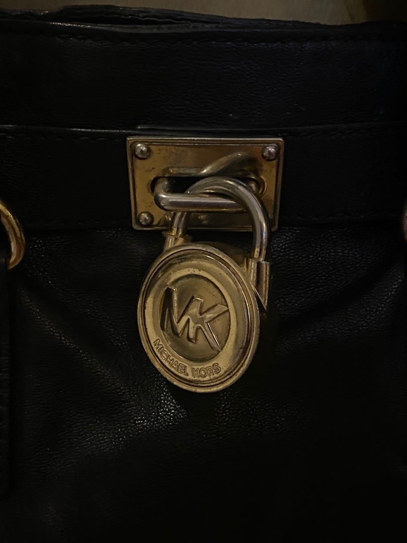 MK Hamilton Satchel Bag (Category: Luxury Bags & Wallets) located in Muntinlupa City. Submitted by indigopuma1 (Listing ID 1349690007, Image 2). Description: - 100% authentic - Issue: yung likod na part ng bag naka angat yung leather ng bag, parang nahihila ng handle (see 4th photo), baka nadamage because of shipping 😞 - manage your expectations please! .