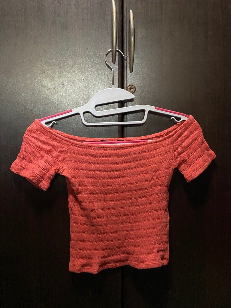 Off Shoulder Cropped top (Category: Blouses) located in Paranaque City. Submitted by d_clutterss (Listing ID 1349634999, Image 1). Description: .