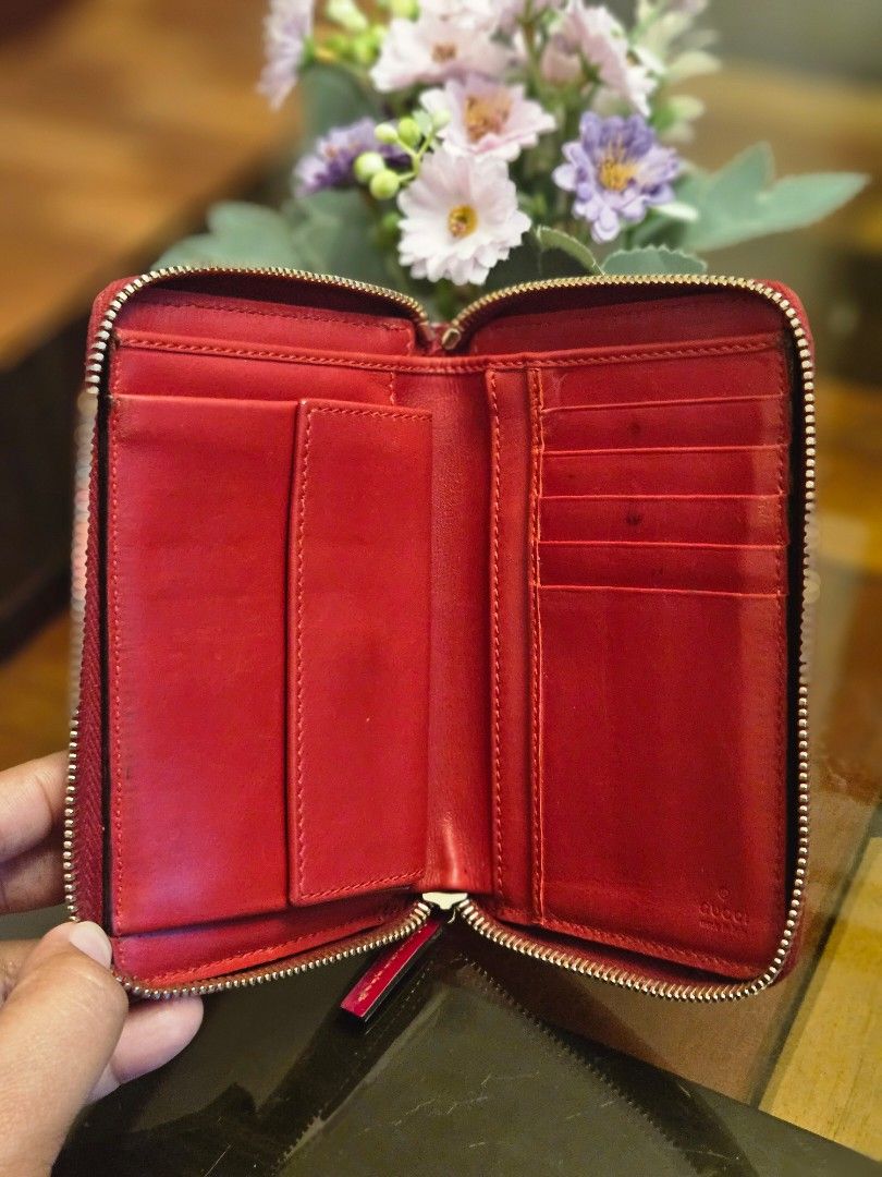 Original Gucci Patent Zip Wallet (Category: Luxury Bags & Wallets) located in Cabanatuan. Submitted by meyrasol (Listing ID 1349711816, Image 3). Description: color transfer sa likod (di halata) light press marks minimal dirt missing ribbon charm.