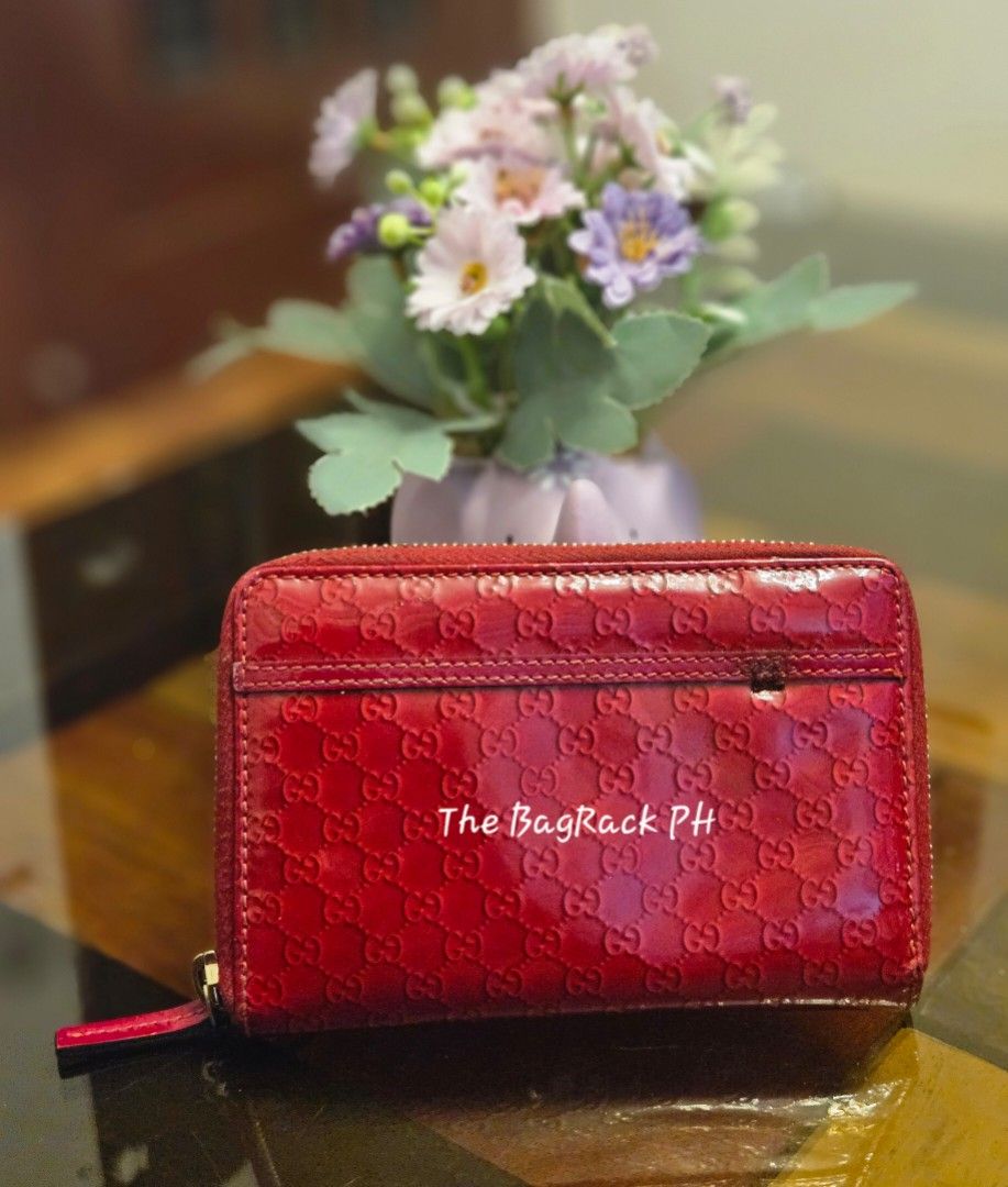 Original Gucci Patent Zip Wallet (Category: Luxury Bags & Wallets) located in Cabanatuan. Submitted by meyrasol (Listing ID 1349711816, Image 1). Description: color transfer sa likod (di halata) light press marks minimal dirt missing ribbon charm.
