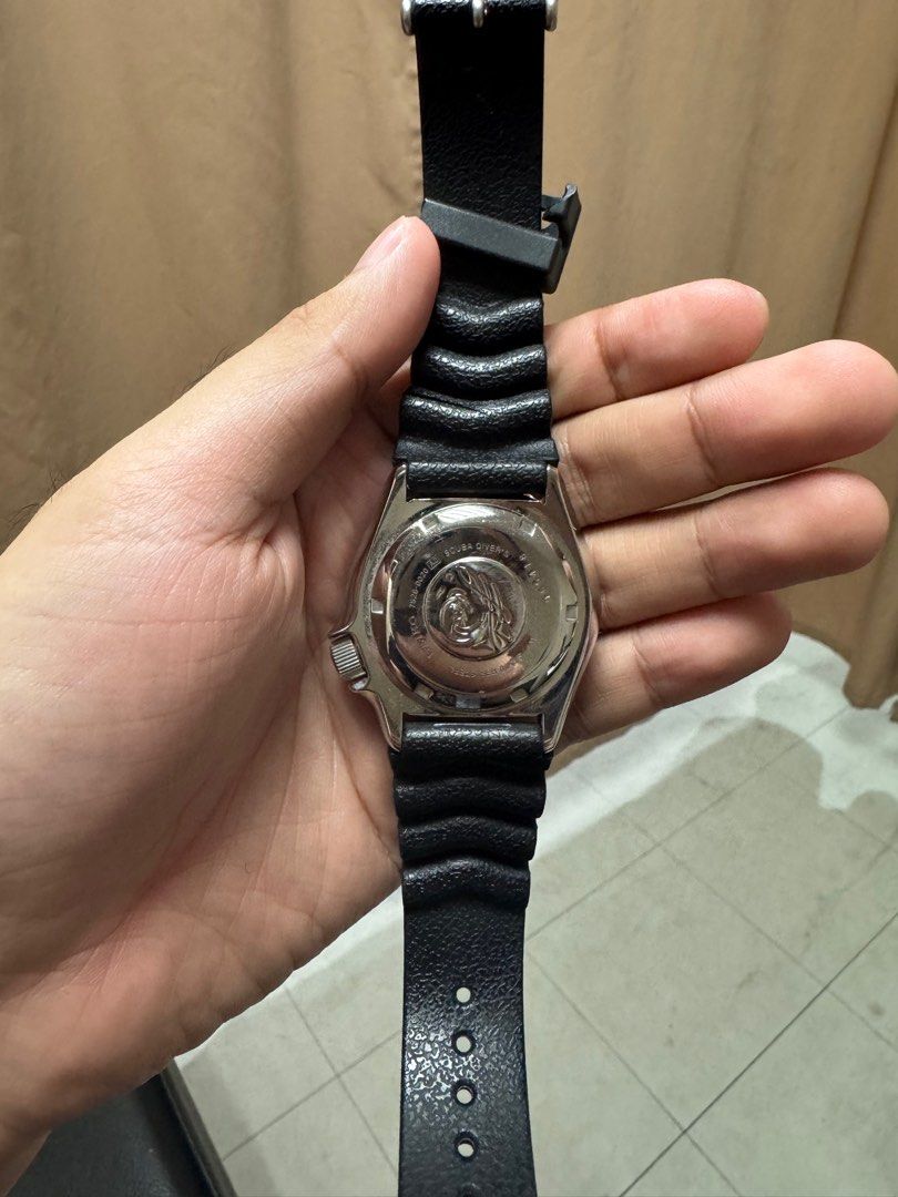 Seiko Divers Watch SKX007 (Category: Men's Watches) located in Manila. Submitted by ptrrsmd (Listing ID 1349591914, Image 2). Description: With signs of use Broken strap lock (see photo).