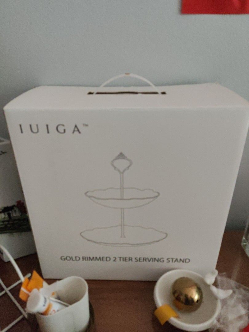 Serving stand (Category: Other Kitchenware & Tableware) located in Singapore. Submitted by doughhooked (Listing ID 1349570381, Image 1). Description: Used once, as good as new.