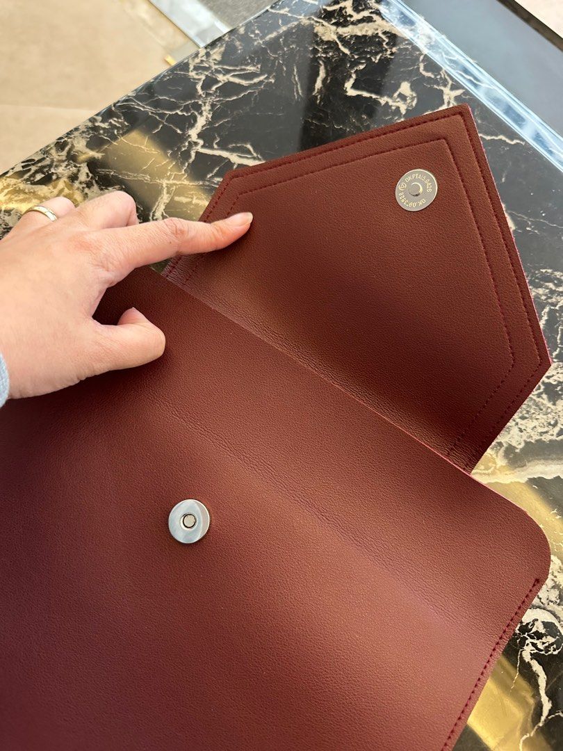 Straightforward DVL Malta laptop sleeve (Category: Laptop Bags & Sleeves) located in Dasmarinas. Submitted by destashingaccount_ph (Listing ID 1349641084, Image 3). Description: Used but no flaws Super pretty mulberry/maroon color 💜.