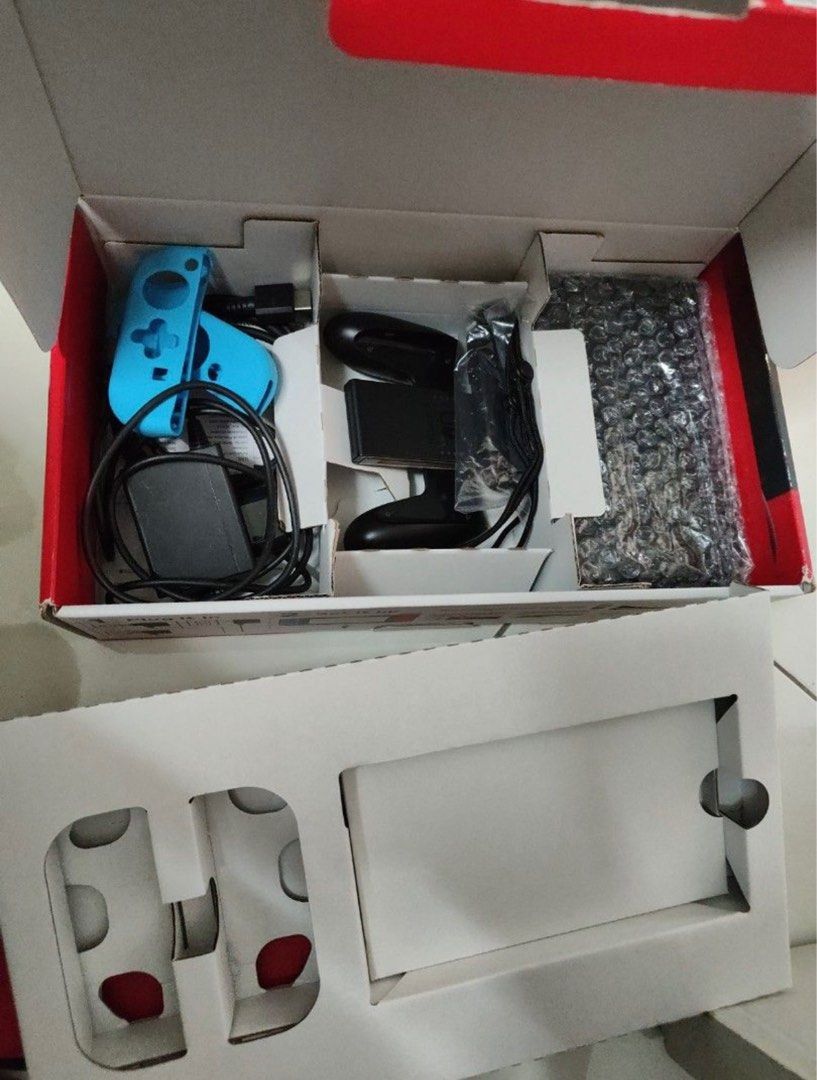 Switch V2 (Category: Nintendo) located in Kuala Lumpur. Submitted by dlhtz (Listing ID 1349700820, Image 2). Description: Nintendo switch V2 Non Jailbreak Personal use Get all with box.