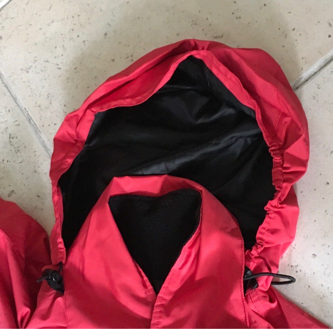 Wind proof jacket (Category: Coats, Jackets and Outerwear) located in Singapore. Submitted by seet_a (Listing ID 1349557716, Image 2). Description: Very compact wind proof jacket. See the last picture that it can rolled into cylinder shape for easy storage. How to use this for winter, autumn? 1. You need to wear inner thermal wear such as Uniqlo heattech or others 2. You need another layer of clothings to keep warm such as fleece, knitted wear et