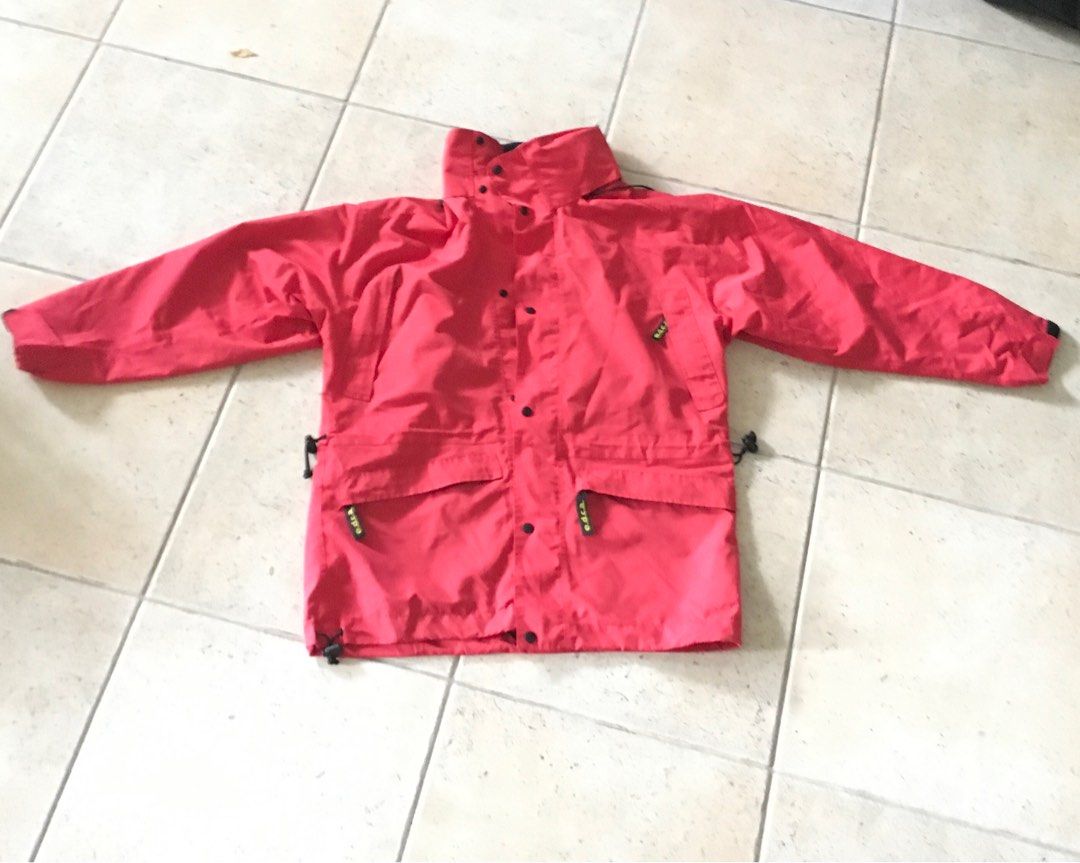 Wind proof jacket (Category: Coats, Jackets and Outerwear) located in Singapore. Submitted by seet_a (Listing ID 1349557716, Image 1). Description: Very compact wind proof jacket. See the last picture that it can rolled into cylinder shape for easy storage. How to use this for winter, autumn? 1. You need to wear inner thermal wear such as Uniqlo heattech or others 2. You need another layer of clothings to keep warm such as fleece, knitted wear et