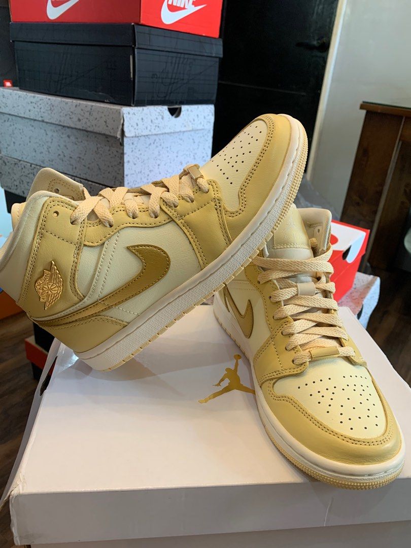 WMNS Air Jordan 1 MID SE (Category: Sneakers) located in Cebu City. Submitted by alluringstuff (Listing ID 1349558828, Image 2). Description: WMNS Air Jordan 1 MID SE brand new from US size 6.5 US❤️.