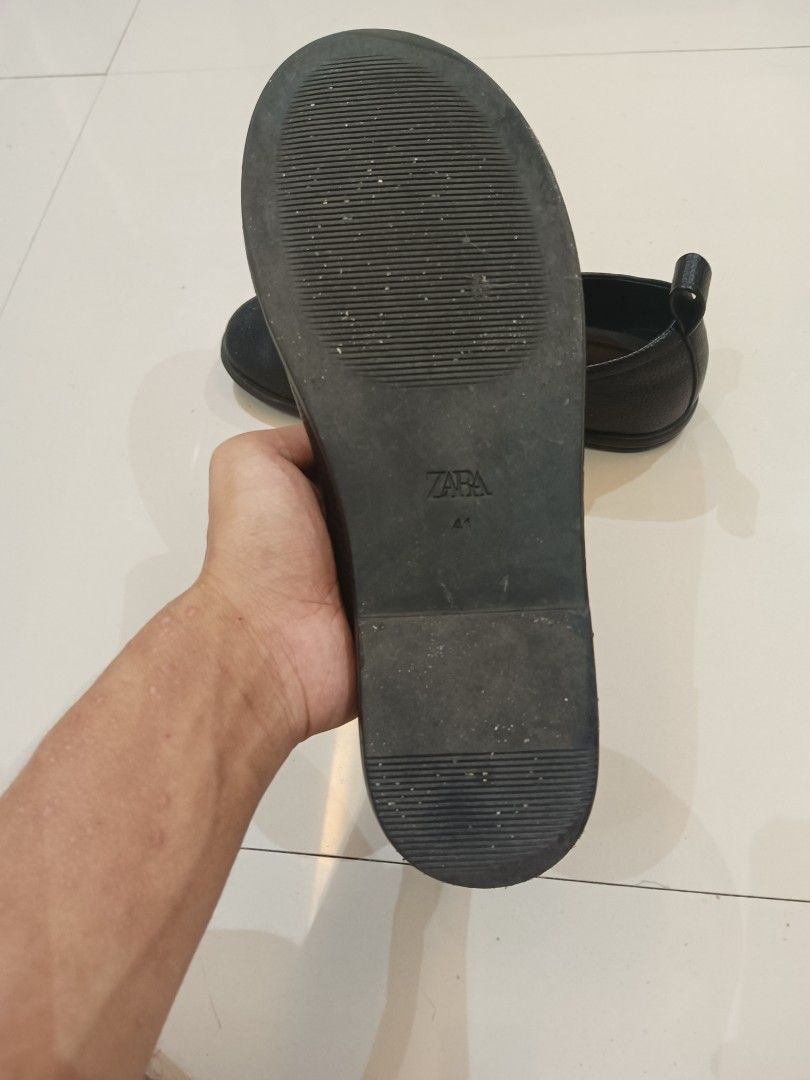 ZARA SLIP ONS ORTHOLITE INSOLE (Category: Casual Shoes) located in Makati City. Submitted by tofferramano (Listing ID 1349578136, Image 3). Description: RUSH SALE Zara Slip Ons Ortholite Insole Great for an everyday black shoe, Comfortable for casual walks and leather is of durable quality, Price is slightly negotiable US SIZE 9 GCASH PAYMENT LALAMOVE OR JNT FOR SHIPPING CAN DO MEETUPS IN BGC.