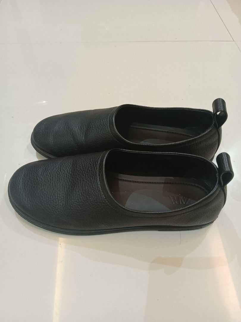 ZARA SLIP ONS ORTHOLITE INSOLE (Category: Casual Shoes) located in Makati City. Submitted by tofferramano (Listing ID 1349578136, Image 2). Description: RUSH SALE Zara Slip Ons Ortholite Insole Great for an everyday black shoe, Comfortable for casual walks and leather is of durable quality, Price is slightly negotiable US SIZE 9 GCASH PAYMENT LALAMOVE OR JNT FOR SHIPPING CAN DO MEETUPS IN BGC.