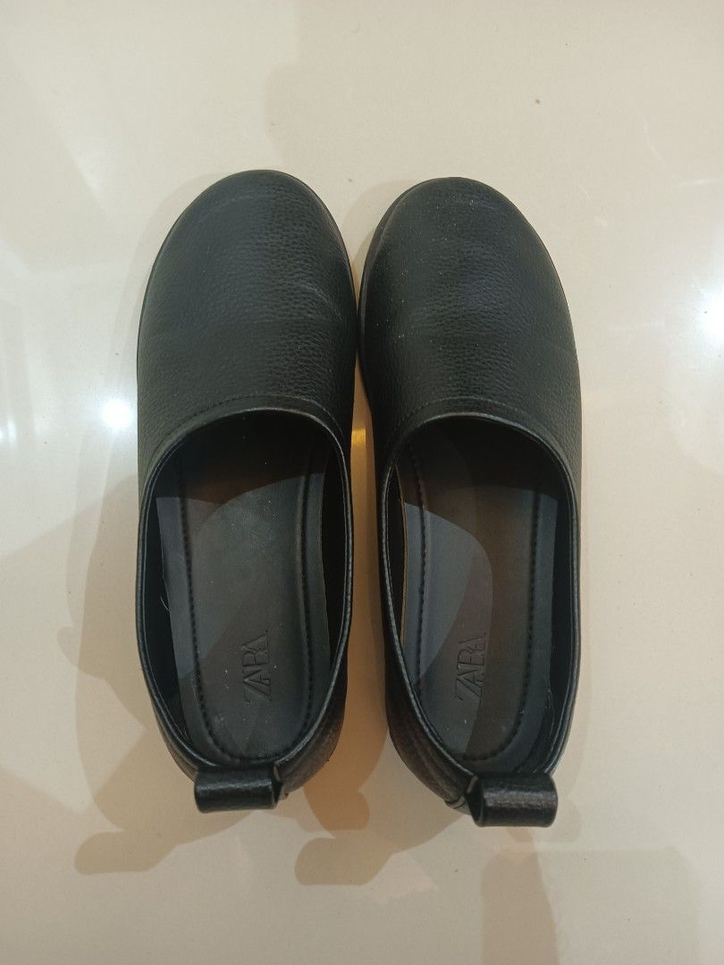 ZARA SLIP ONS ORTHOLITE INSOLE (Category: Casual Shoes) located in Makati City. Submitted by tofferramano (Listing ID 1349578136, Image 1). Description: RUSH SALE Zara Slip Ons Ortholite Insole Great for an everyday black shoe, Comfortable for casual walks and leather is of durable quality, Price is slightly negotiable US SIZE 9 GCASH PAYMENT LALAMOVE OR JNT FOR SHIPPING CAN DO MEETUPS IN BGC.
