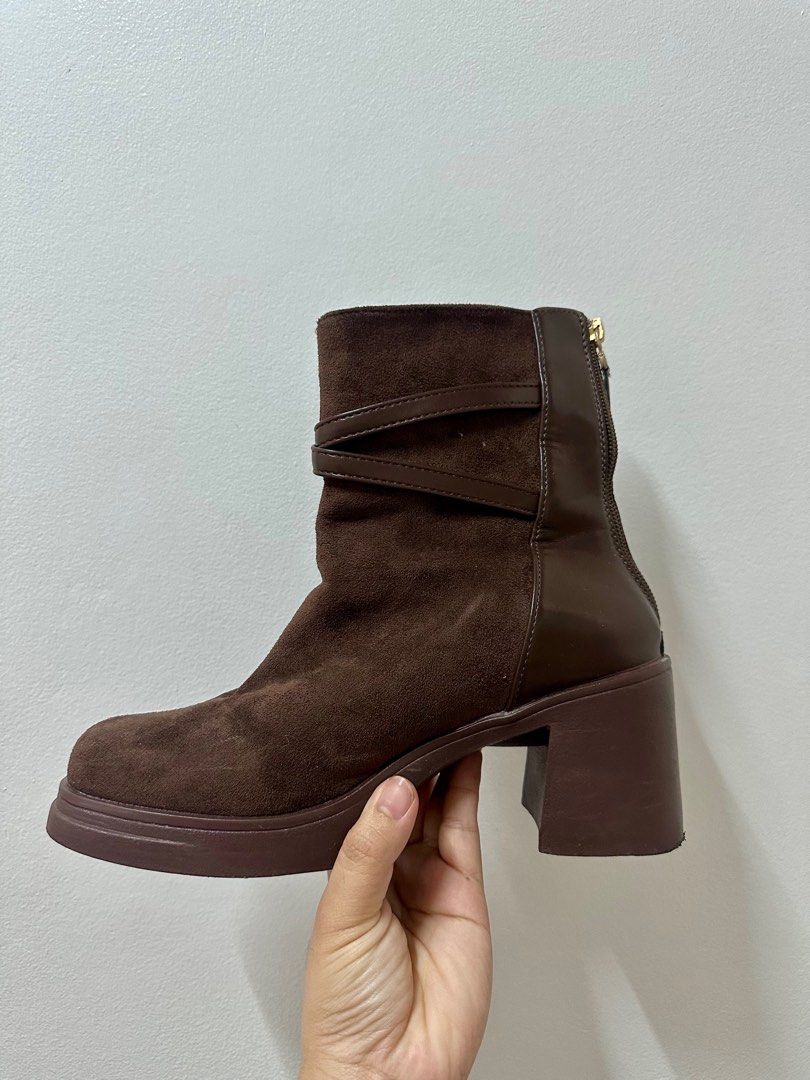 Autumn/Winter Dark Brown Boots (Category: Boots) located in Amadeo. Submitted by kzias (Listing ID 1348429788, Image 3). Description: .