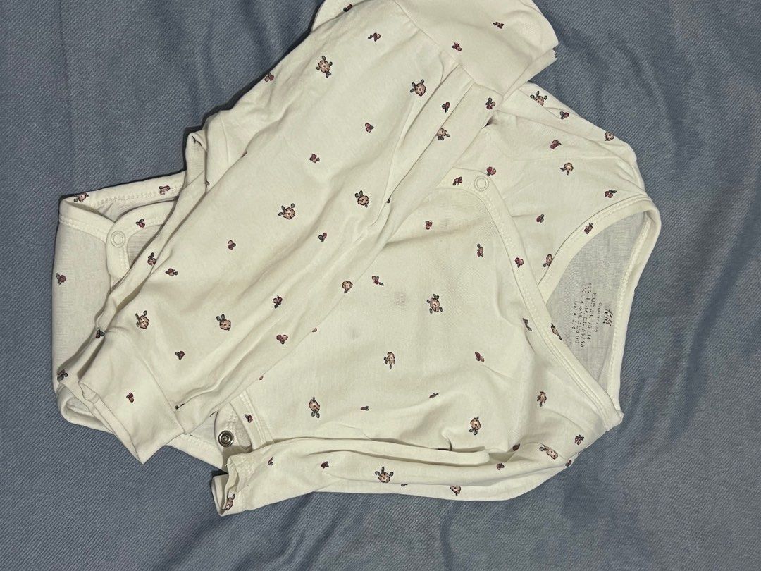 Baby Sleepwear (Category: Babies & Kids Fashion) located in Muntinlupa City. Submitted by bellevalcorner (Listing ID 1349860995, Image 3). Description: H&M size: 4-6M Longsleeves&Pajama 600 Take all.