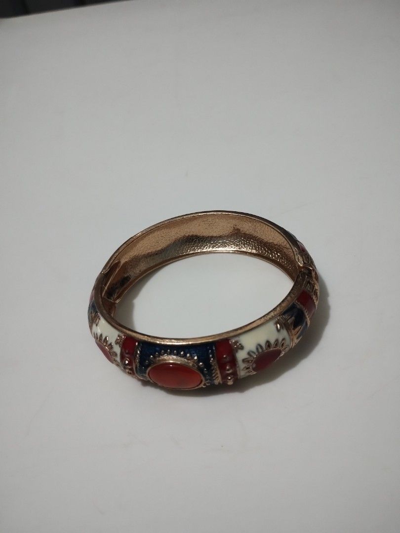 Bangles (Category: Bracelets) located in Singapore. Submitted by 6hailhydar9 (Listing ID 1349880487, Image 3). Description: Bangles total 4 piece & all are different colors each $5.