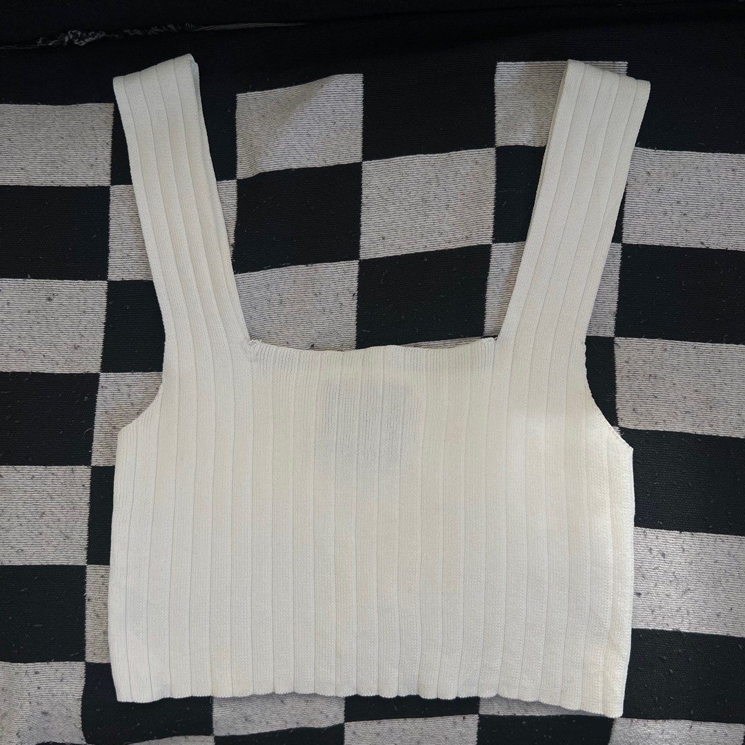 Basic knotted white cropped top (Category: Sleeveless) located in Paranaque City. Submitted by pattypops (Listing ID 1349813791, Image 1). Description: Basic white ALICE IN THE EVE top | M on tag, comfy on S.