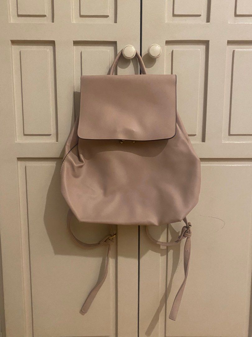 Bershka Pink Faux Leather Backpack (Category: Backpacks) located in Manila. Submitted by adycbn (Listing ID 1349886478, Image 1). Description: .