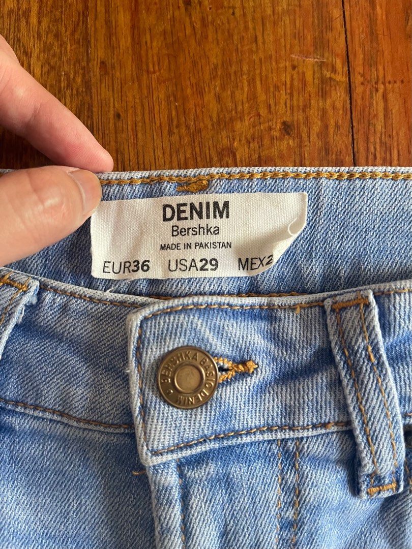 Bershka super skinny jeans (Category: Jeans) located in Paranaque City. Submitted by keithsj22 (Listing ID 1349817573, Image 3). Description: Bershka super skinny jeans (blue wash) Size: 29 The wash is much more blue in person Used a few times - in very good condition Issues: minor stain on the right back leg (see photo) I believe can be washed easily.
