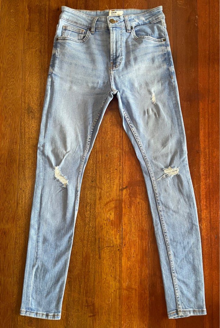 Bershka super skinny jeans (Category: Jeans) located in Paranaque City. Submitted by keithsj22 (Listing ID 1349817573, Image 1). Description: Bershka super skinny jeans (blue wash) Size: 29 The wash is much more blue in person Used a few times - in very good condition Issues: minor stain on the right back leg (see photo) I believe can be washed easily.