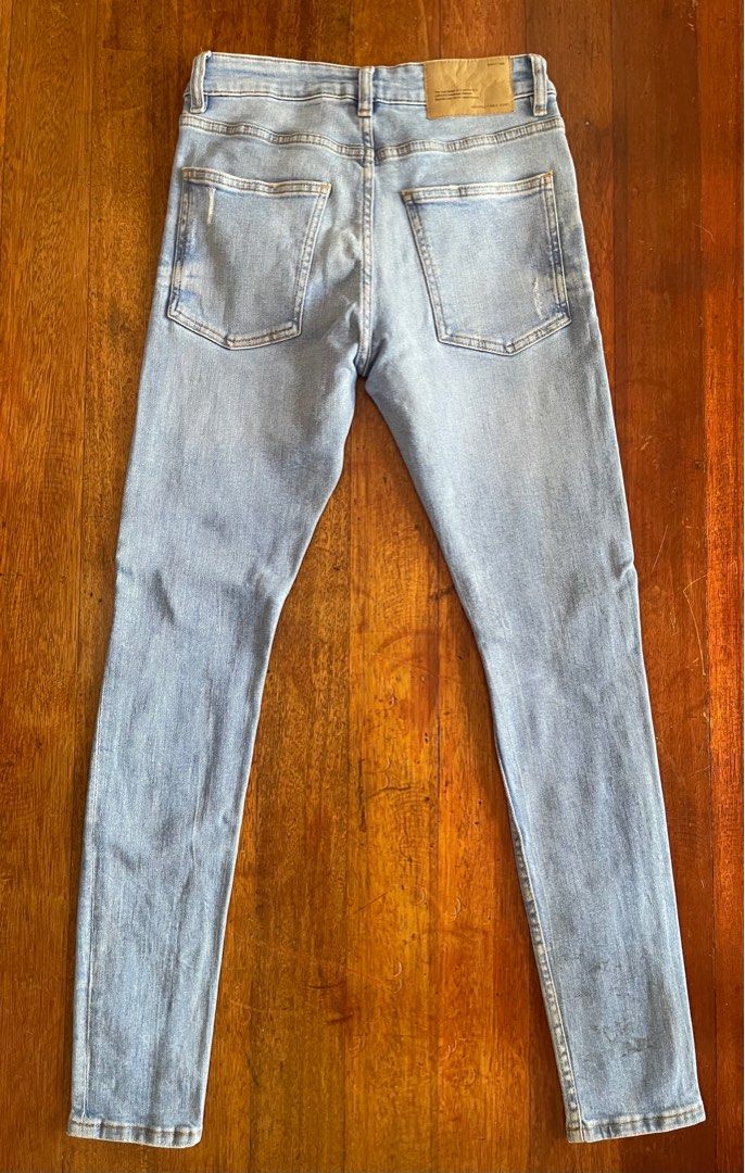 Bershka super skinny jeans (Category: Jeans) located in Paranaque City. Submitted by keithsj22 (Listing ID 1349817573, Image 2). Description: Bershka super skinny jeans (blue wash) Size: 29 The wash is much more blue in person Used a few times - in very good condition Issues: minor stain on the right back leg (see photo) I believe can be washed easily.