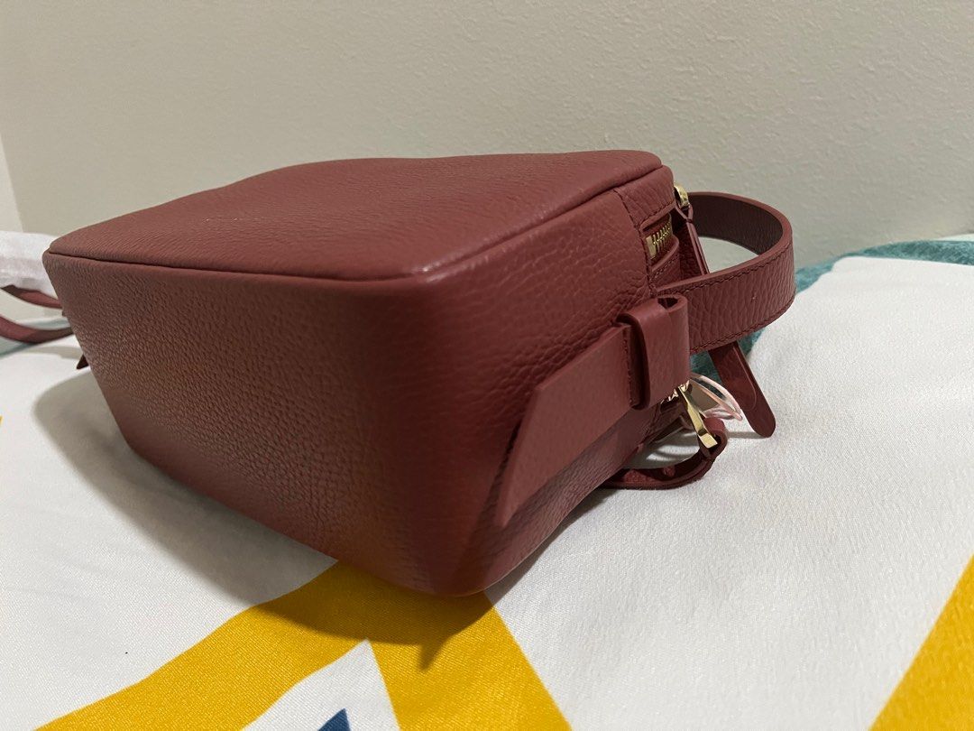 SELLING LOW: COCCINELLE MALORY SLING (Category: Luxury Bags & Wallets) located in Quezon City. Submitted by dropshopselections (Listing ID 1349913862, Image 2). Description: original with tag, ccard, dbag 22 x 14 x 9cm double zip cam bag valued at 17.9k+.