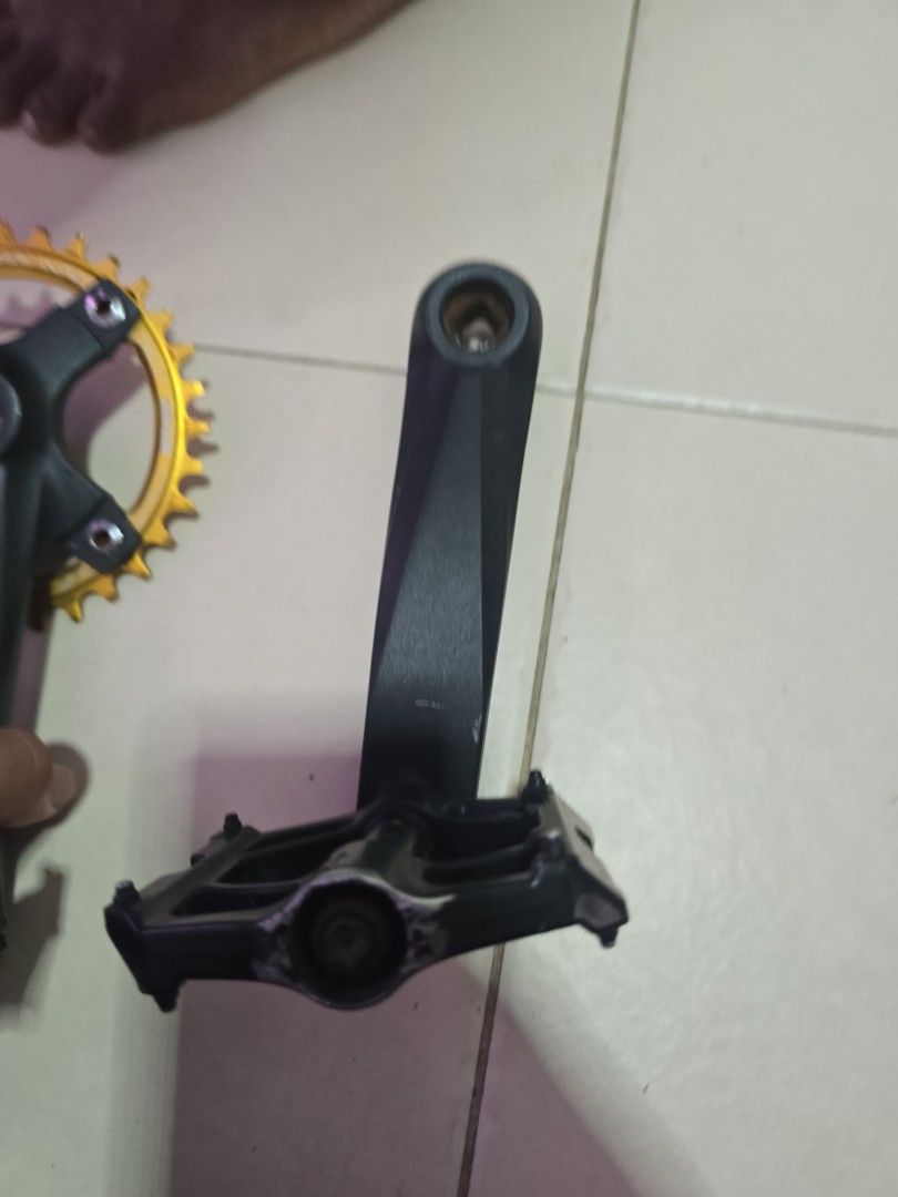 Deckas crankset (Category: Parts & Accessories) located in Singapore. Submitted by haveusernameeeee (Listing ID 1349840887, Image 3). Description: bought brand new used once havent put chain b4.