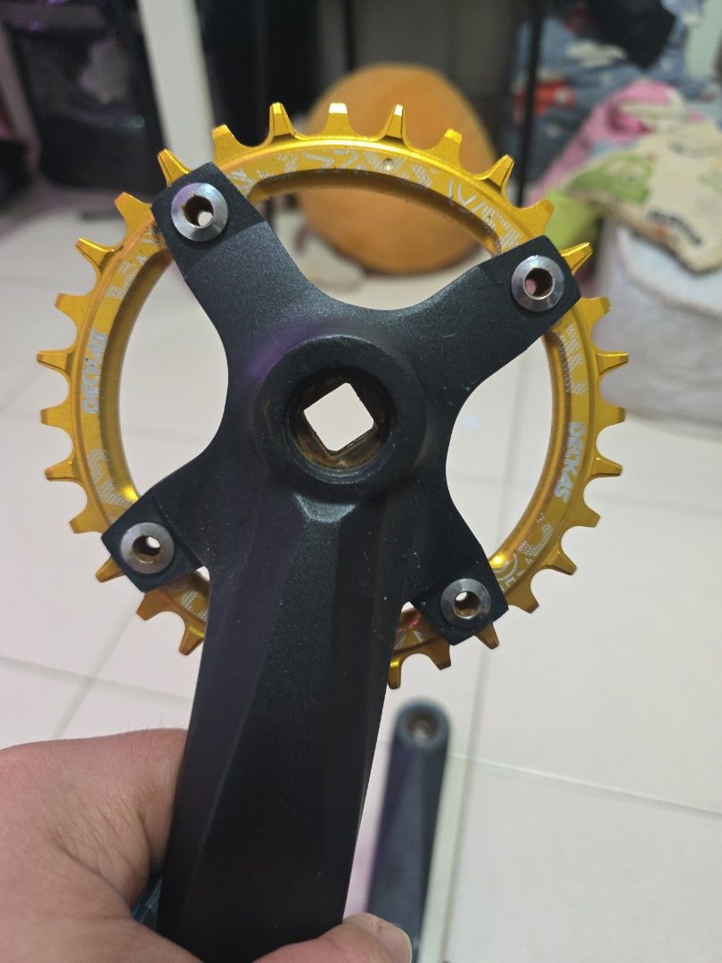 Deckas crankset (Category: Parts & Accessories) located in Singapore. Submitted by haveusernameeeee (Listing ID 1349840887, Image 2). Description: bought brand new used once havent put chain b4.