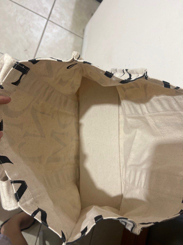 Gentlewoman tote bag (Category: Tote Bags) located in Manila. Submitted by declutter_gurl (Listing ID 1349836113, Image 3). Description: rfs: di na nagagamit.
