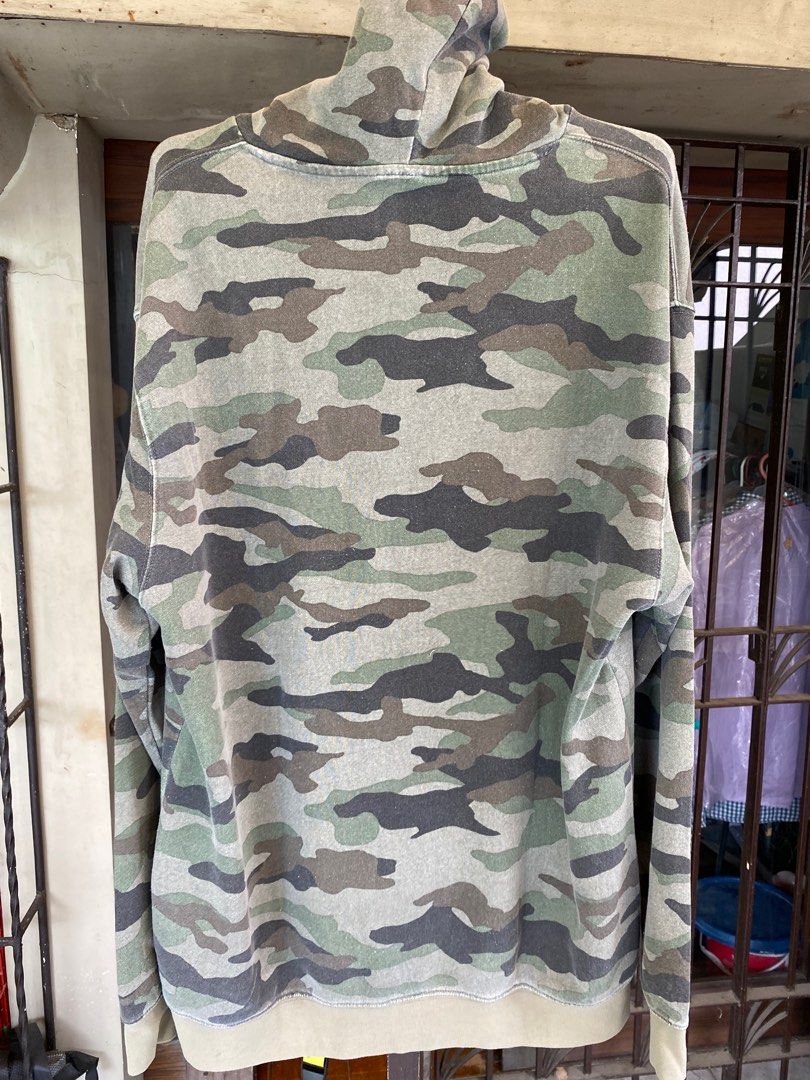 H&M Camo Jacket (Category: Coats, Jackets and Outerwear) located in Quezon City. Submitted by runitup (Listing ID 1349799320, Image 2). Description: H&M Camo Jacket L on tag (23.5x31) Loose fit See issue on last pics.