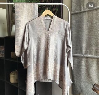 (Category: ) located in . Submitted by oncemore.wardrobe (Listing ID 1349777064, Image 1). Description: .