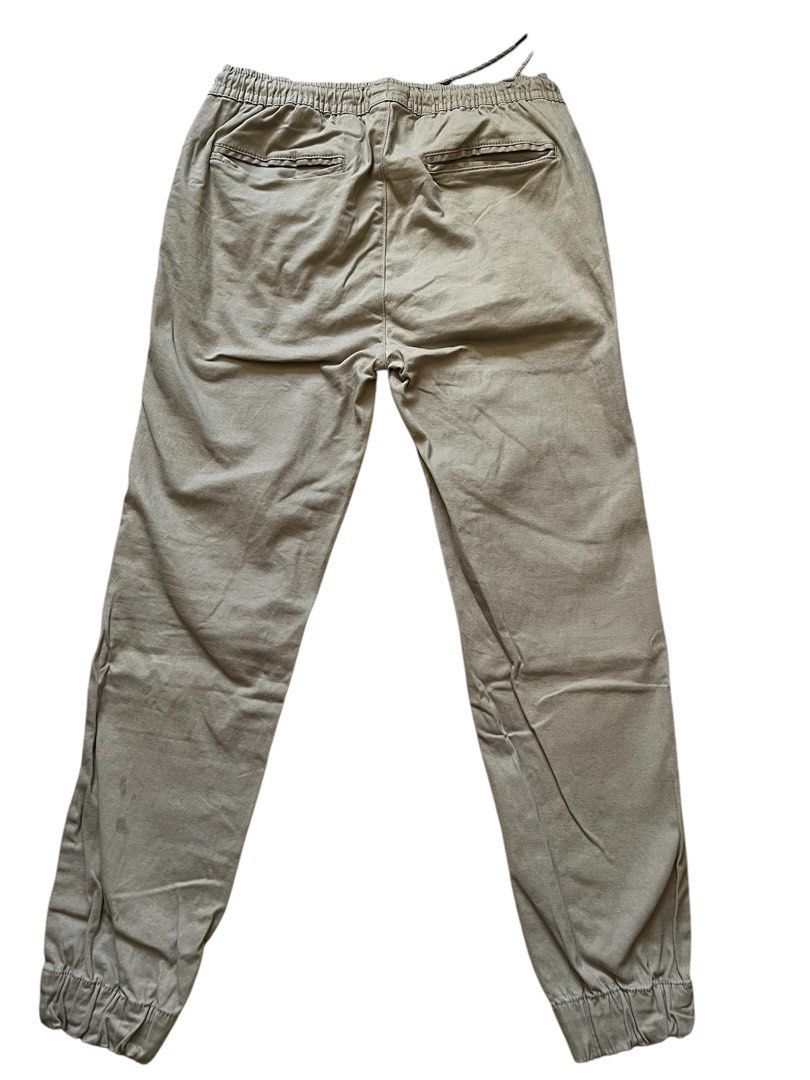 Light gray jogger - Pull and bear (Category: Joggers) located in Quezon City. Submitted by vans_online_store (Listing ID 1349856176, Image 2). Description: Brand: Pull and bear jogger Rfs: Declutter Size: Large Fabric: Cotton like, makapal Dimensions in Inches: Waist: 29 Length: 36.5 Semi strech No issues Preloved clothes Used only twice Can do meet ups around MRT shaw Shipping fee shouldered by the buyer.