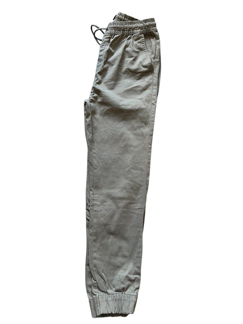 Light gray jogger - Pull and bear (Category: Joggers) located in Quezon City. Submitted by vans_online_store (Listing ID 1349856176, Image 3). Description: Brand: Pull and bear jogger Rfs: Declutter Size: Large Fabric: Cotton like, makapal Dimensions in Inches: Waist: 29 Length: 36.5 Semi strech No issues Preloved clothes Used only twice Can do meet ups around MRT shaw Shipping fee shouldered by the buyer.