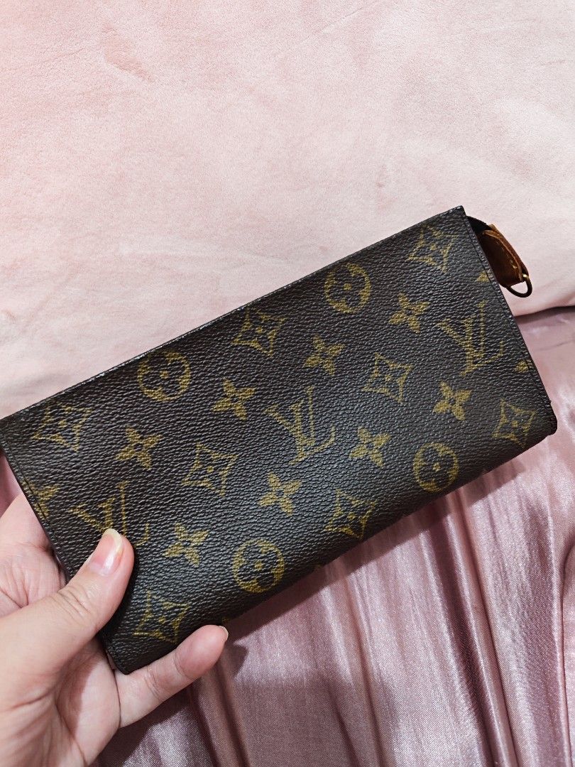 LV Louis Vuitton Monogram Long Wallet / Cosmetic Pouch (Category: Luxury Bags & Wallets) located in Pasig City. Submitted by purpleglitters (Listing ID 1349883137, Image 2). Description: Actual pics posted Authentic LV pwede lagyan ng insert/chain to make it crossbody Neg. Pm me for sure buyers Please check my other items for decluttering.
