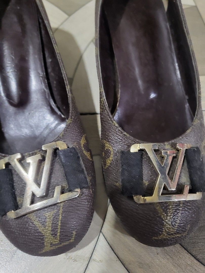 LV SHOES LOUIS VUITTON (Category: Luxury Accessories) located in Las Pinas. Submitted by peloveditems (Listing ID 1349916757, Image 2). Description: size 35 1/2.