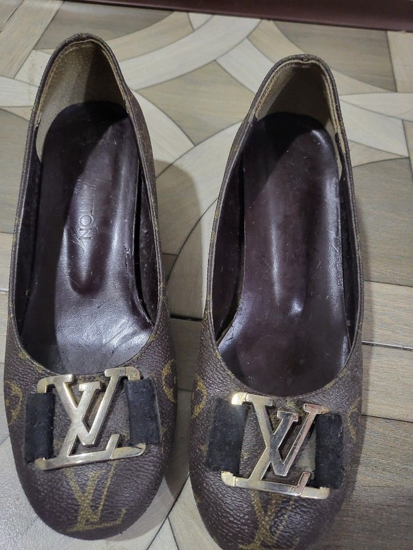 LV SHOES LOUIS VUITTON (Category: Luxury Accessories) located in Las Pinas. Submitted by peloveditems (Listing ID 1349916757, Image 1). Description: size 35 1/2.