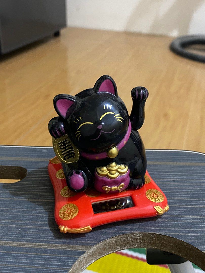 solar lucky waving cat figurine display (Category: Designer & Blind Box Toys) located in Quezon City. Submitted by onisethrifts (Listing ID 1349872969, Image 1). Description: got this as a gift last holiday season but i am currently decluttering so i can’t really keep it na 🥹 perfect for chinese new year hehe — will bubblewrap upon shipment! — mop: gcash/bpi/maya/paypal — mod: lalamove, flash express, gogoexpress t. miniature hirono sonny angel 