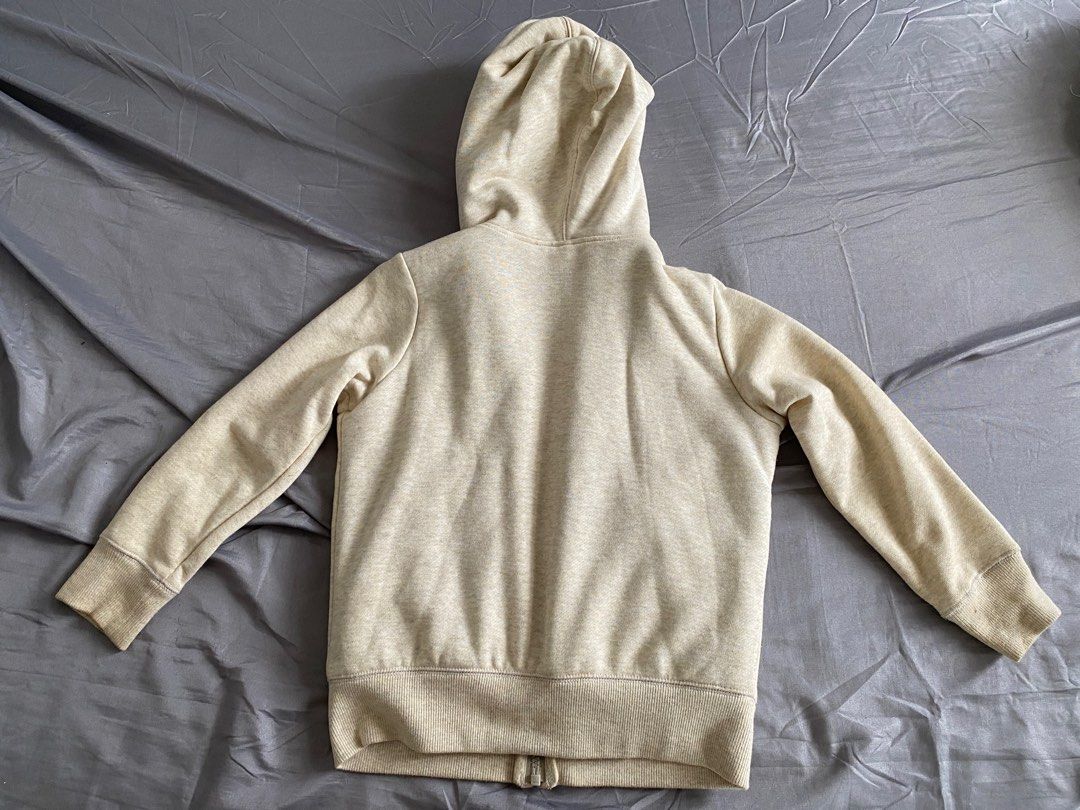 Uniclo jacket (Category: Babies & Kids Fashion) located in Kuantan. Submitted by alingstore (Listing ID 1349861544, Image 1). Description: Jacket uniqlo untuk budak2 Saiz 120 Pit 16X18.5 Condition ok 9/10 Ada hoodie,zip penuh dan 2 poket depan. Beli di butik. Ada 2 helai. Combo Rm 50 free pos.